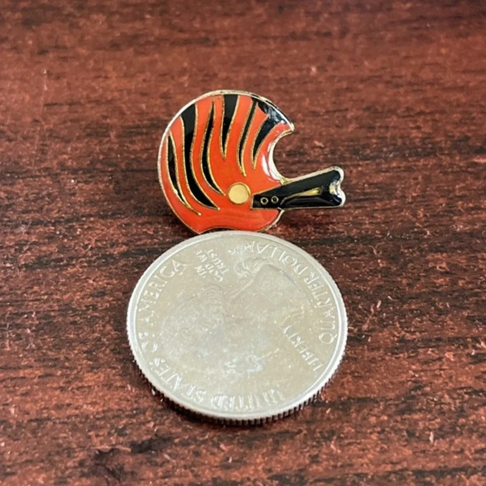 Vintage‎ Cincinnati Bengals Tiger Stripes Helmet NFL Football Lapel Hat Pin